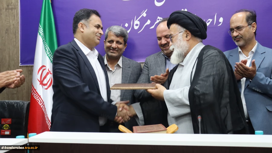 با حضور معاون پژوهش و فناوری دانشگاه صورت گرفت؛
آیین تکریم رئیس پیشین و معارفه سرپرست آموزشکده پسران شهید کرانی بندرعباس ـ واحد استانی هرمزگان 2